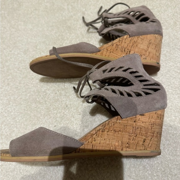 Dolce vita lace up beautiful sandal with a wedge heel - Picture 3 of 9